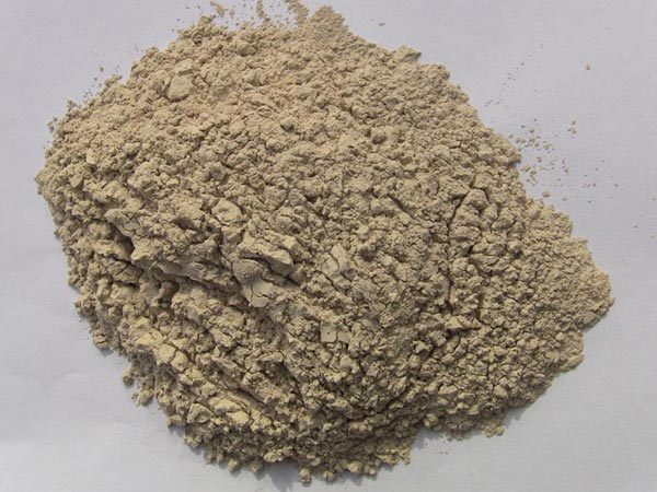 礬土性質(zhì) 礬土主要成分是氧化鋁，為煉鋁和耐火材料的主要原料。白色或灰白色，因含鐵而呈褐黃或淺紅色。密度3.45g/cm3，硬度1～3，不透明，質(zhì)脆。極難熔化，不溶于水，能溶于硫酸、氫氧化鈉溶液。 地區(qū)分布 中國鋁土礦資源比較豐富，在全國18個(gè)省、自治區(qū)、直轄市已查明鋁土礦產(chǎn)地205處，其中大型產(chǎn)地72處（不包括臺(tái)灣），主要分布在山西、山東、河北、河南、貴州、四川、廣西、遼寧、湖南等地。 投資前景 1.可用于煉鋁工業(yè)。用于國防、航空、汽車、電器、化工、日常生活用品等。 2.可用于精密鑄造。礬土熟料加工成細(xì)粉做成鑄模后精鑄。用于軍工、航天、通訊、儀表、機(jī)械及醫(yī)療器械部門。 3.可用于耐火制品。高鋁礬土熟料耐火度高達(dá)1780℃，化學(xué)穩(wěn)定性強(qiáng)、物理性能良好。 4.硅酸鋁耐火纖維。用于鋼鐵、有色冶金、電子、石油、化工、宇航、原子能、國防等多種工業(yè)，消防人員可用耐火纖維布做成衣服。 5.制造礬土水泥、研磨材料、陶瓷工業(yè)以及化學(xué)工業(yè)可制鋁的各種化合物。 鋁礬土磨粉制備 鋁礬土粉是選用煅燒過的熟鋁礬土礦石用雷蒙磨加工制成的細(xì)粉，粒度通常為100目-325目，在耐火材料行業(yè)得到了廣泛的應(yīng)用。通常加工的流程為先經(jīng)顎式破碎機(jī)進(jìn)行破碎，然后篩分進(jìn)入鋁礬土雷蒙磨或鋁礬土超細(xì)磨粉機(jī)中，進(jìn)行鋁礬土粉制備，使其應(yīng)用更加廣泛。