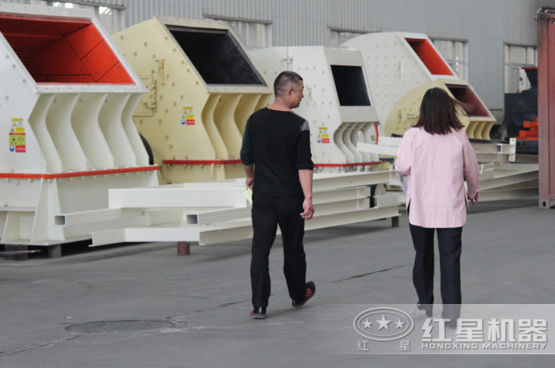 客戶來(lái)廠考察煤矸石破碎設(shè)備 客戶來(lái)廠考察煤矸石破碎設(shè)備