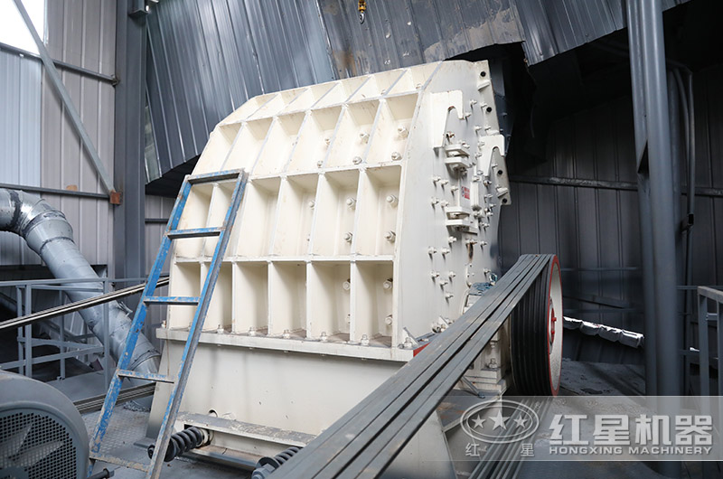 石灰石破碎客戶現(xiàn)場(chǎng),使用錘破機(jī) 石灰石破碎客戶現(xiàn)場(chǎng),適用錘破機(jī)