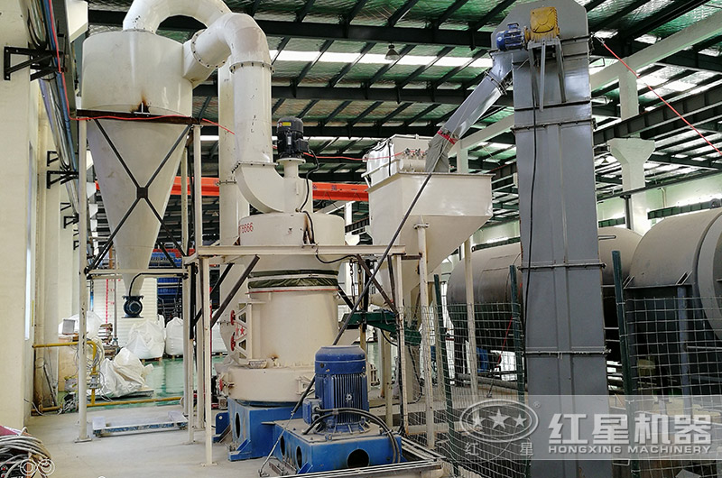 超細(xì)立式磨粉機(jī)環(huán)?，F(xiàn)場(chǎng)