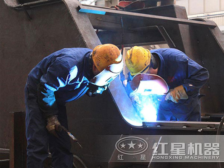 車間生產加工移動破碎機，每一臺設備都是匠心打造