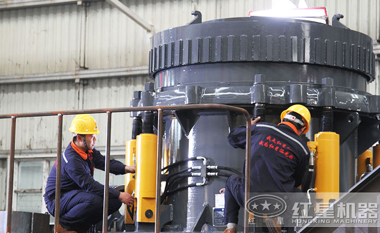 工作人員檢測圓錐破碎機，保障生產的設備都有高質量