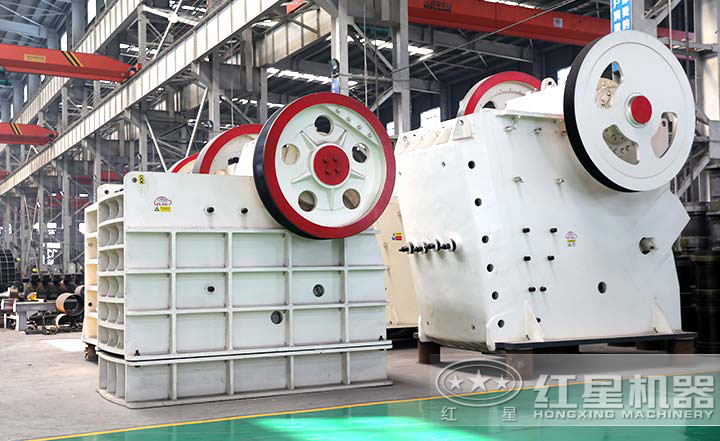 顎式破碎機實拍圖，型號多樣，價格在10-80萬之間