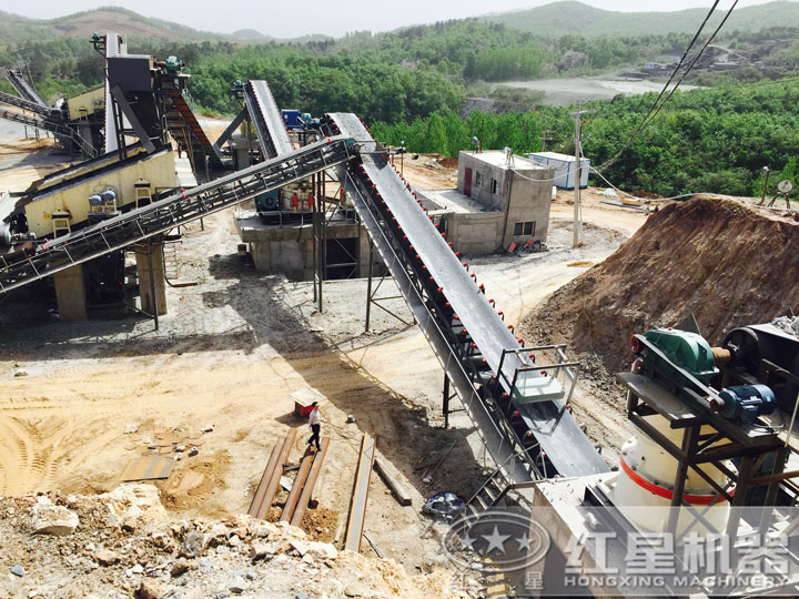 碎石現場，多種破碎設備可搭配使用